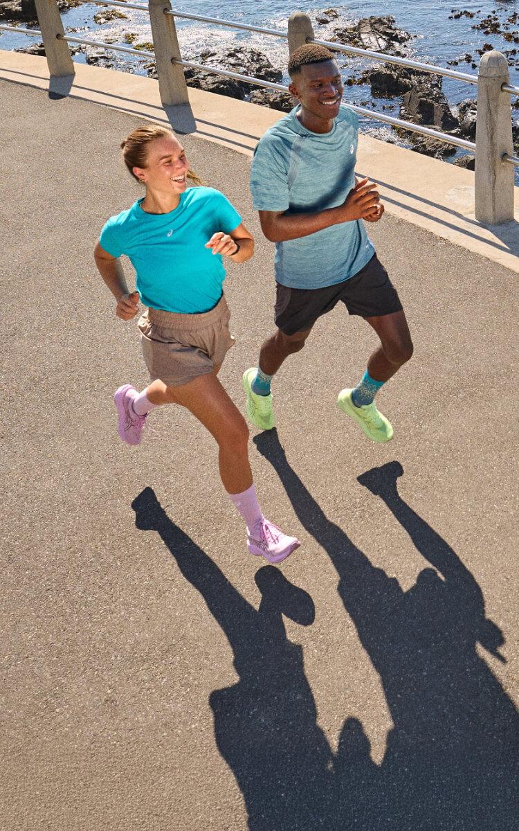 Ragazzi che corrono con scarpe da running Asics GT-2000 15