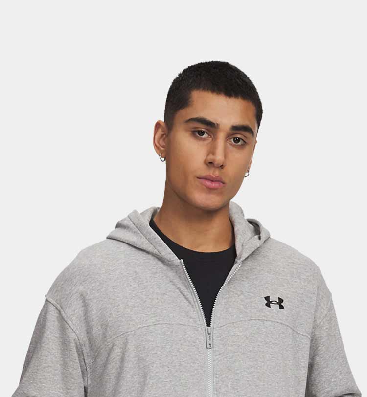 Ragazzo che indossa felpa grigia Under Armour