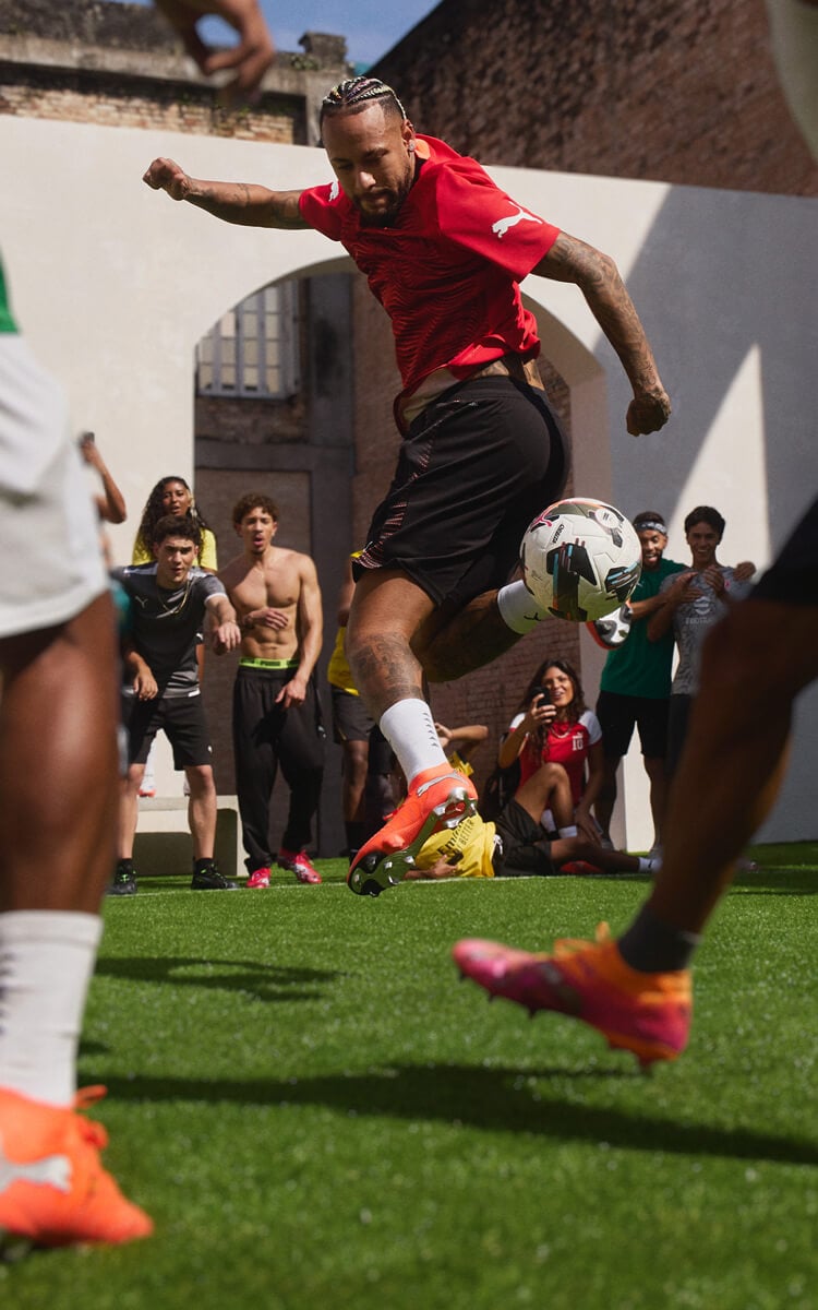 Neymar Jr che gioca a calcio con scarpe Puma Future