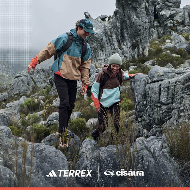 Ragazzi che camminano in montagna con abbigliamento adidas Terrex