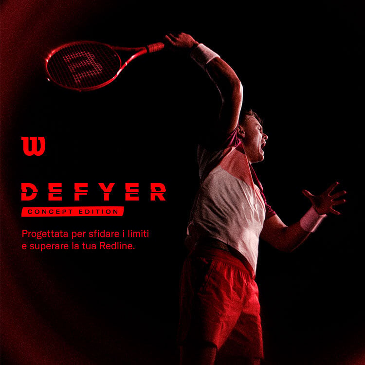 Ragazzo che gioca a tennis con racchetta Wilson Redline V1