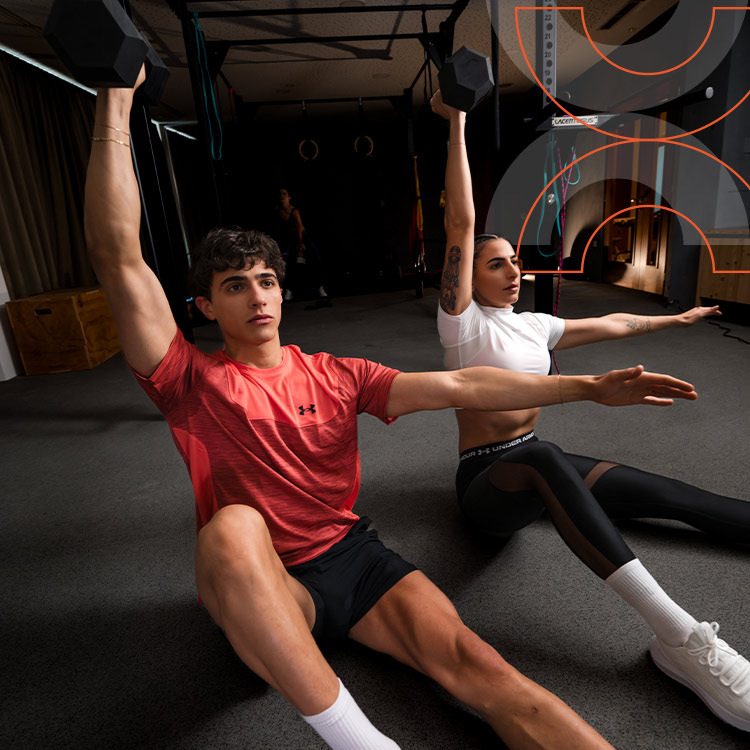 Ragazzi che si allenano in palestra indossando prodotti Under Armour