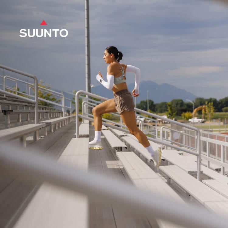 Ragazza che corre con smartwatch Suunto Run 2