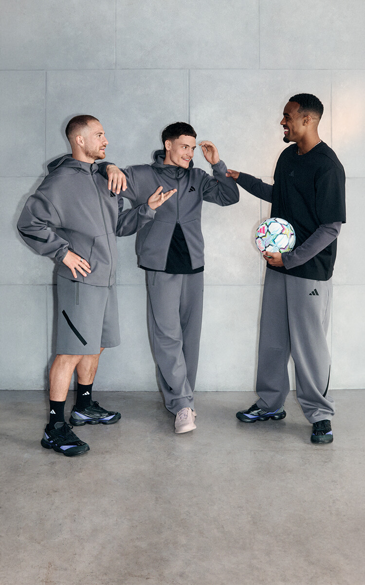 Ragazzi che indossano abbigliamento sportswear adidas Z.N.E.