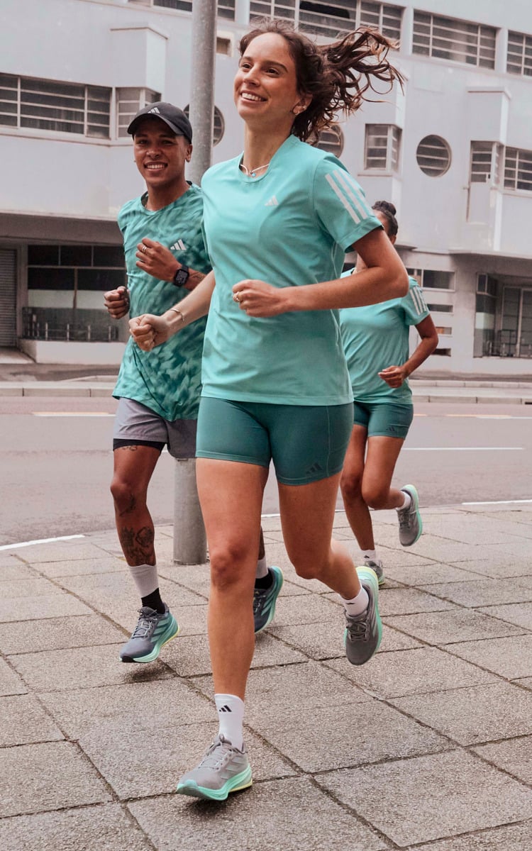 adidas Supernova - ragazzi che corrono e indossano prodotti adidas