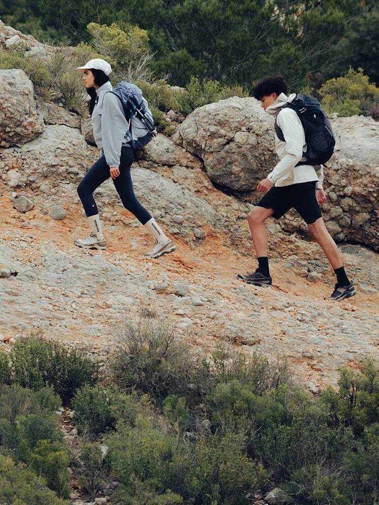 Ragazzi in montagna che indossano scarpe da escursionismo Salomon