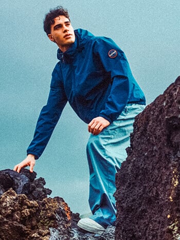 Ragazzo vestito urban con abbigliamento Napapijri e jeans Levi's