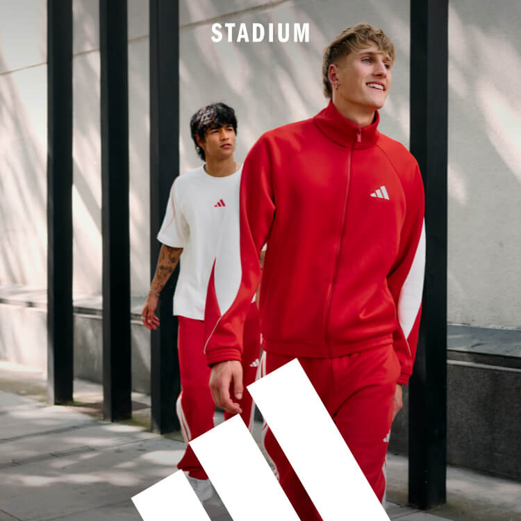 Ragazzi che indossano abbigliamento sportswear adidas Stadium