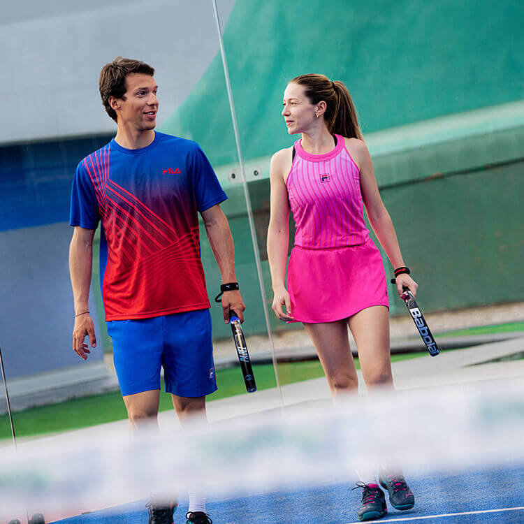 Ragazzo e ragazza che stanno entrando nel campo da gioco