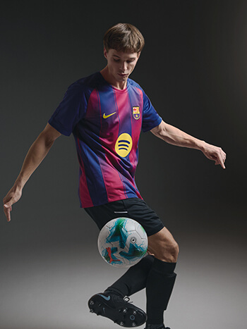 Ragazzo che gioca a calcio e indossa maglia BCN