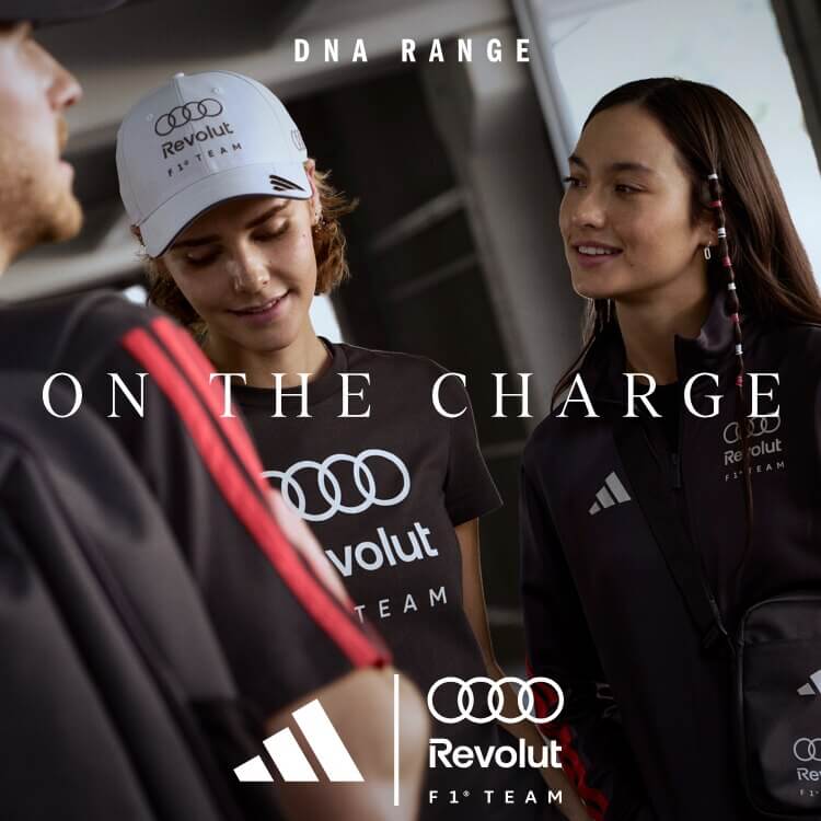 Ragazzi che indossano abbigliamento sportswear Audi x Formula 1