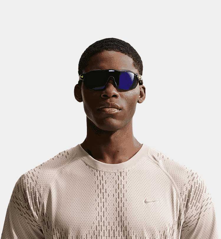 Ragazzo che indossa t-shirt running Nike