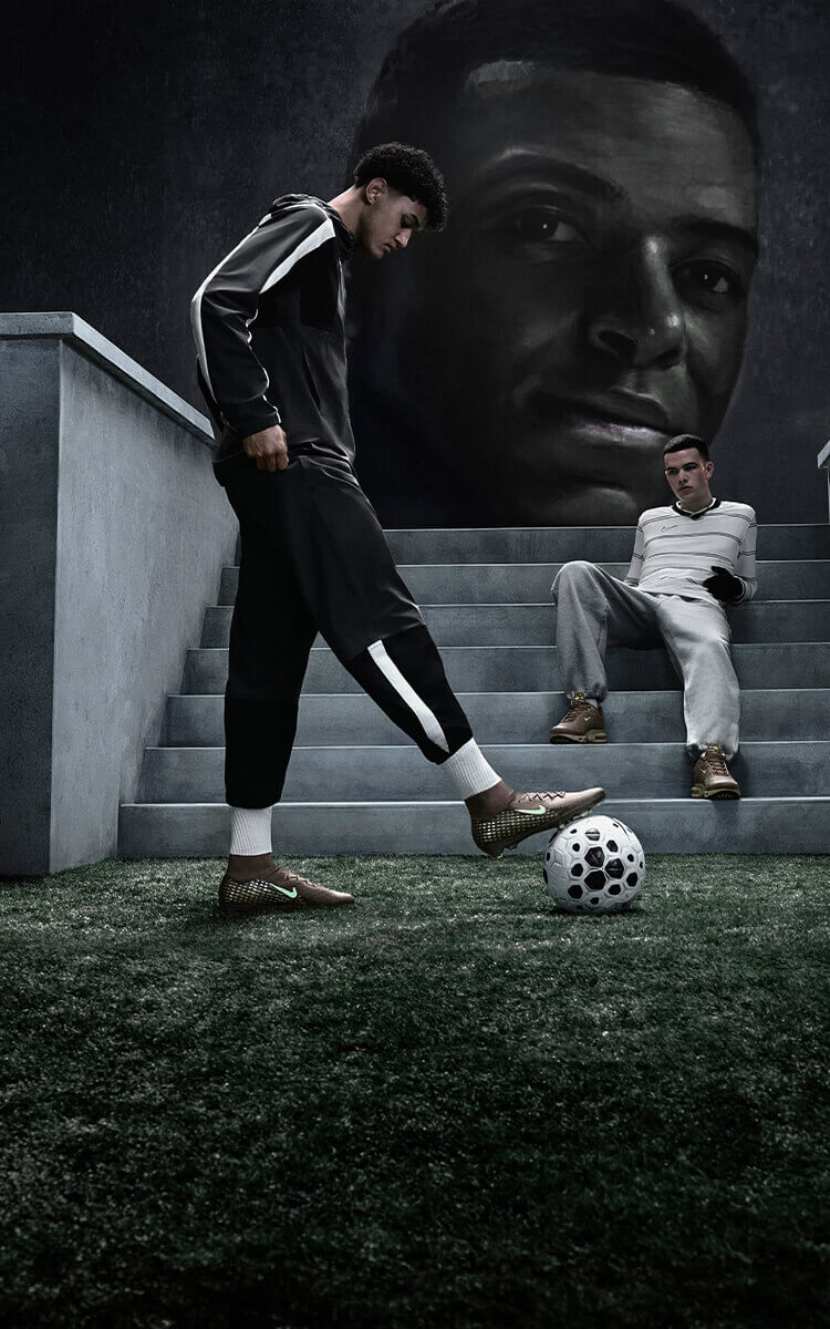 Calciatori che indossano scarpe da calcio Nike Mercurial Kylian Mbapp&eacute;