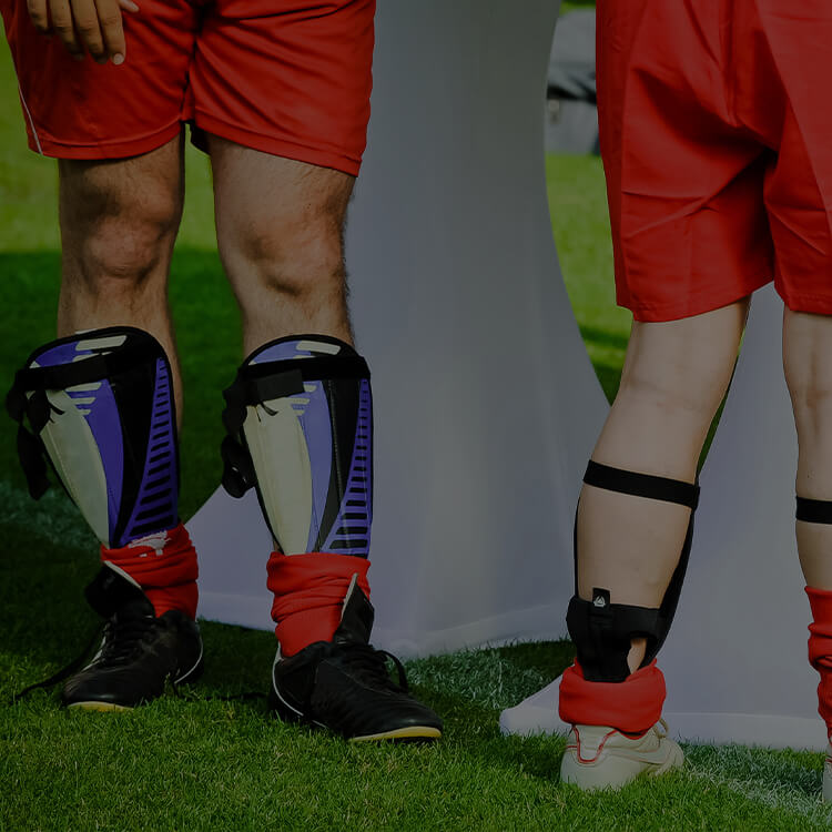 Gruppo di ragazzi che indossano parastinchi da calcio prima di una partita