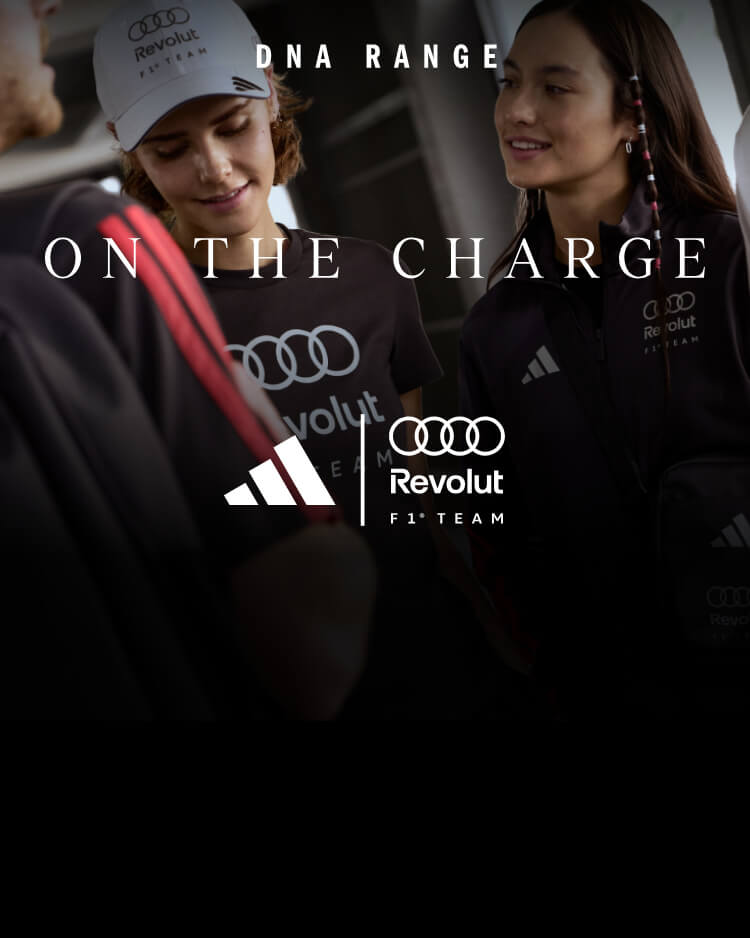 Ragazzi che indossano abbigliamento sportswear Audi x Formula 1