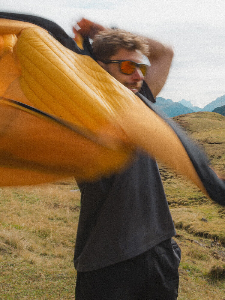 Uomo che indossa abbigliamento 8848 guscio giallo e nero