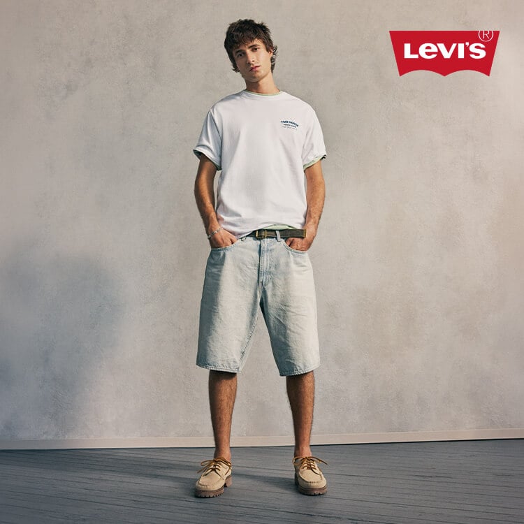 Ragazzo che indossa outfit Levi's