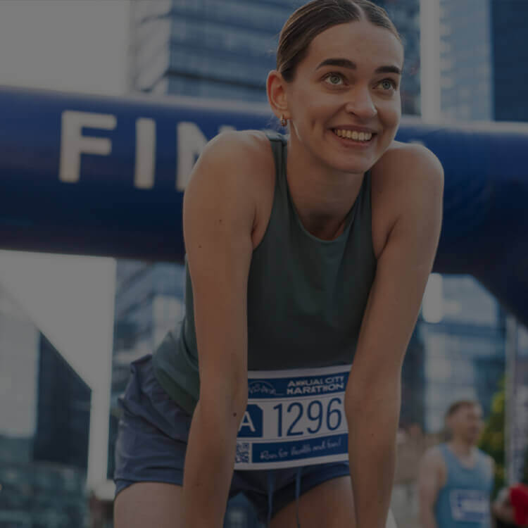 Ragazza al traguardo di una mezza maratona
