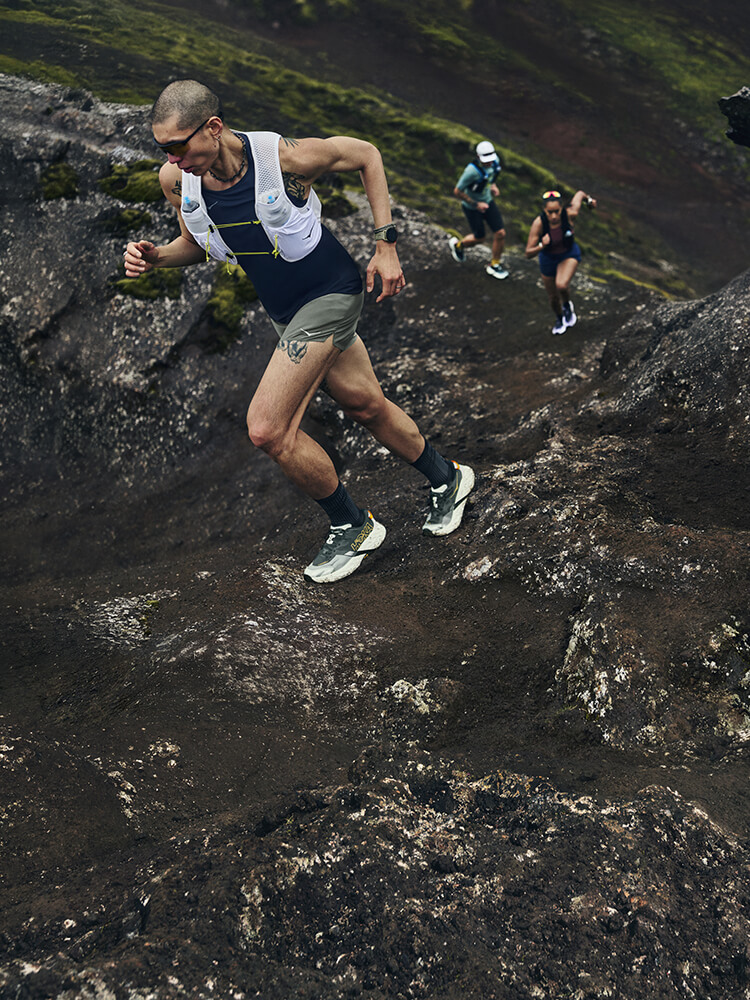 Uomo che corre con scarpe da running Hoka Mach 7