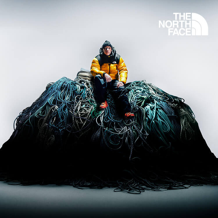 Ragazzo che indossa giacca outdoor The North Face Nuptse