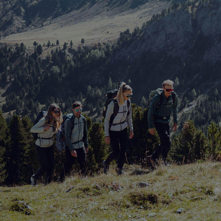 Gruppo di ragazzi che cammina in montagna