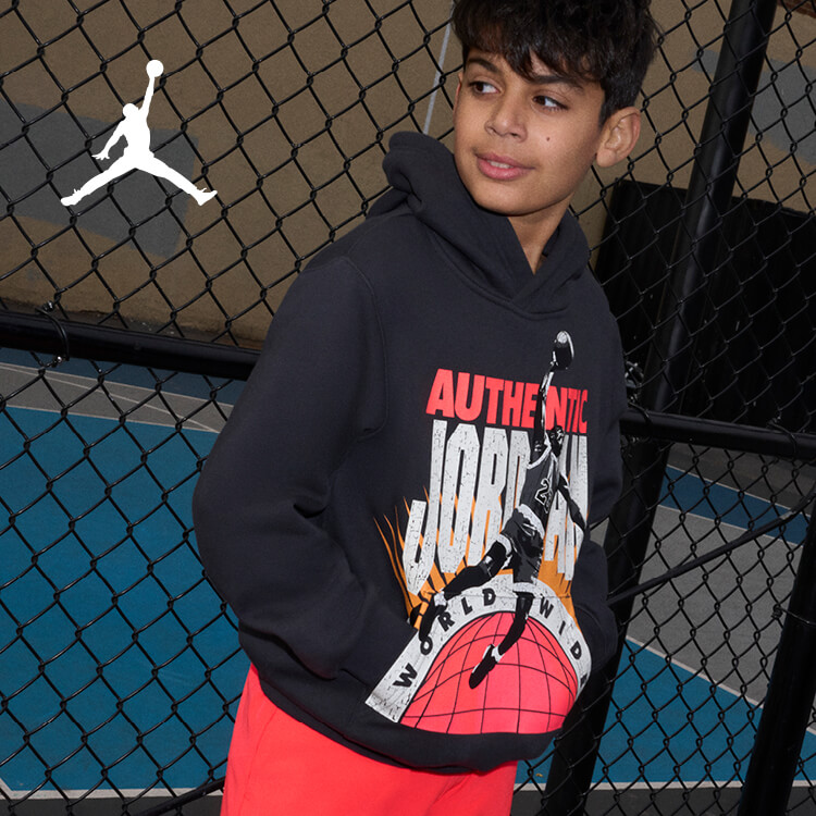 Bambino che indossa felpa Nike Jordan