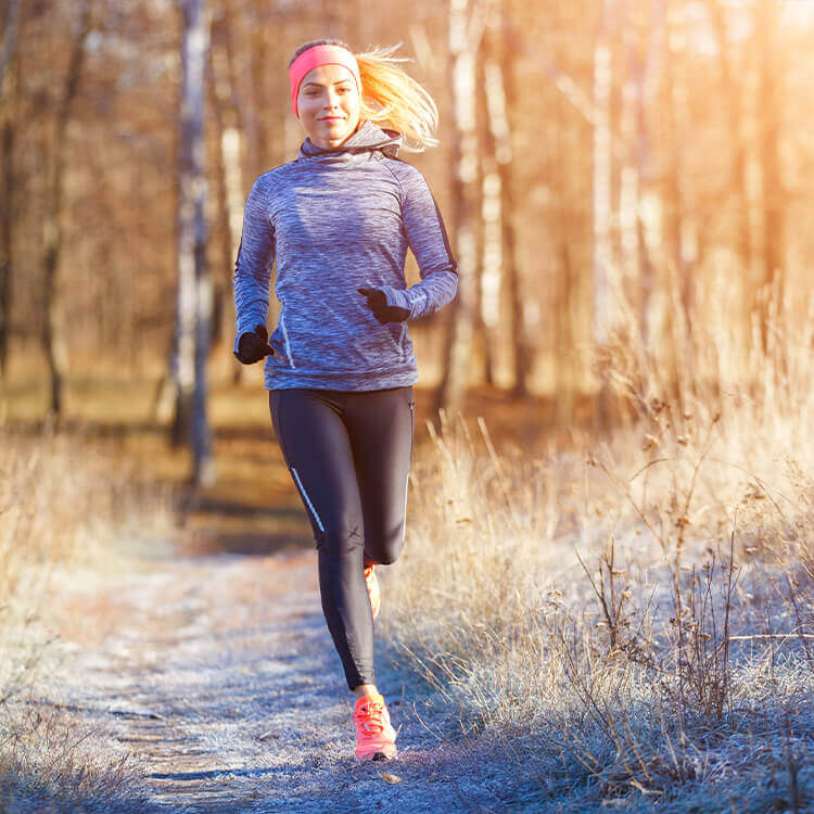 Ragazza che corre in inverno