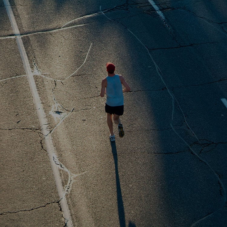 Ragazzo che corre un lungo