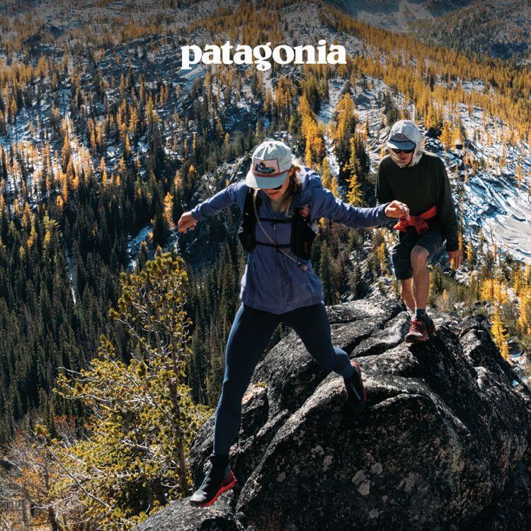Ragazzi in montagna con abbigliamento Patagonia