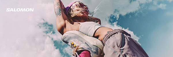 Ragazza che fa stretching con scarpe da trail Salomon Gravel