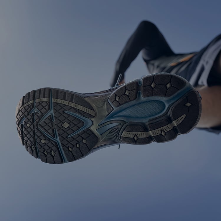 Ragazzo che corre con scarpe da running
