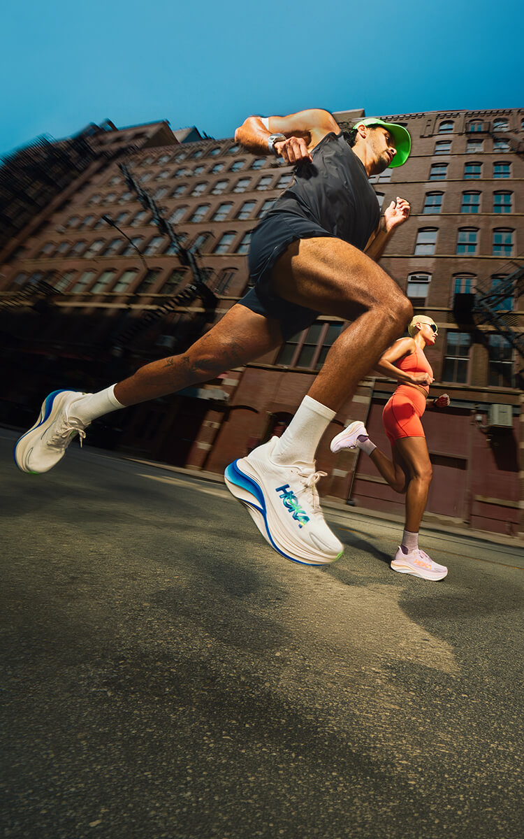 Ragazzi che corrono con scarpe da running Hoka Skyward X 2