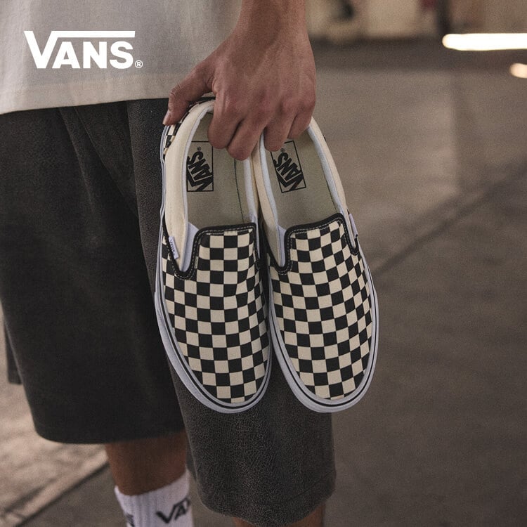 Persona che indossa le sneakers Vans Slip-On