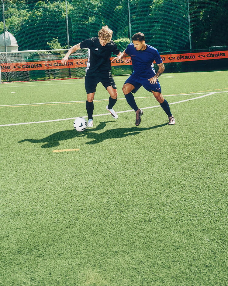 Ragazzi che giocano in campo da calcio