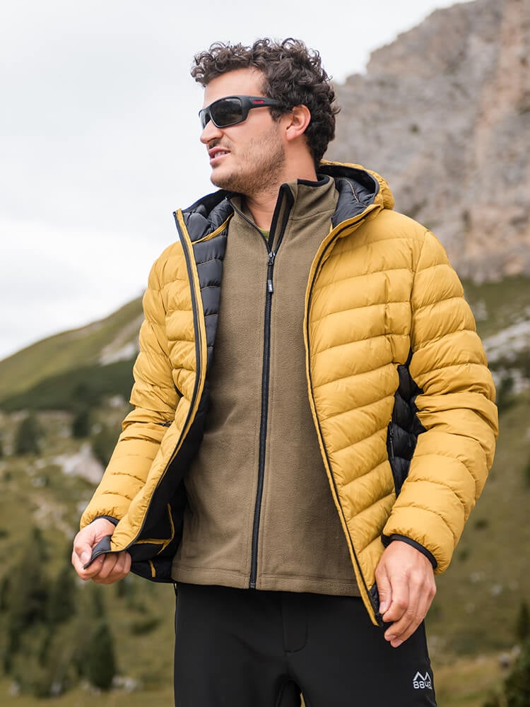 Uomo che indossa abbigliamento 8848 guscio giallo e nero