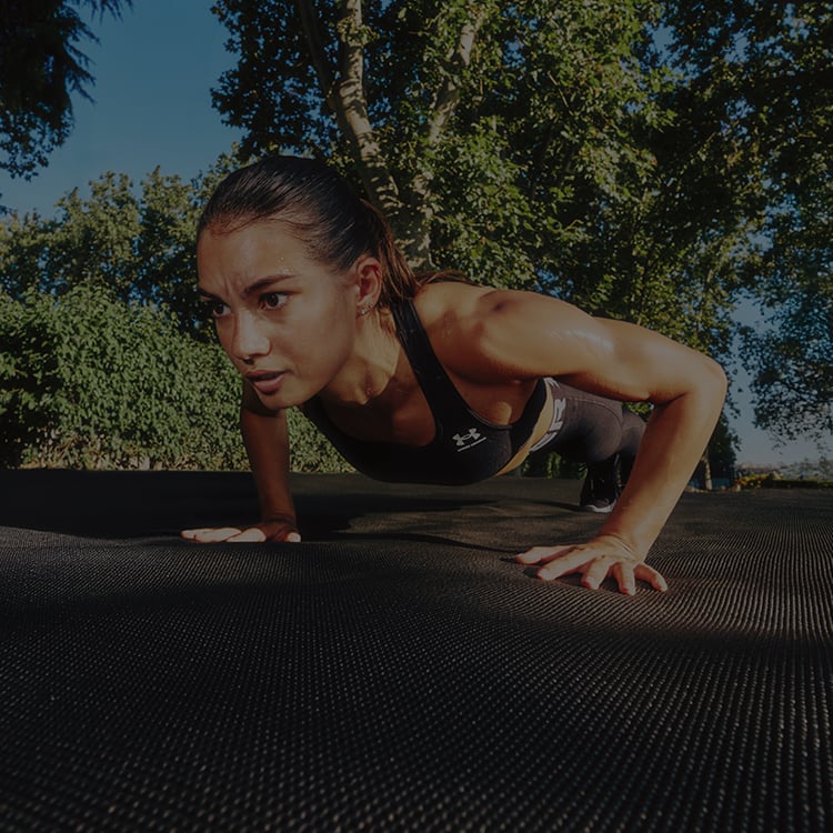 Ragazza che sta facendo flessioni