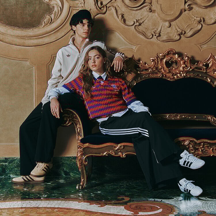 Ragazzi che indossano outfit adidas Originals