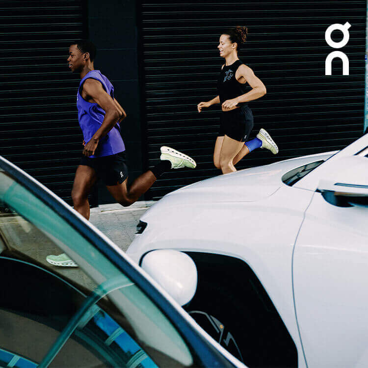 Ragazzi che corrono con scarpe da running On Cloudrunner 3