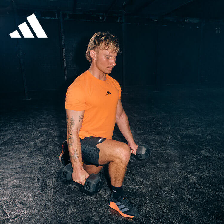 Ragazza che si allena con abbigliamento adidas training