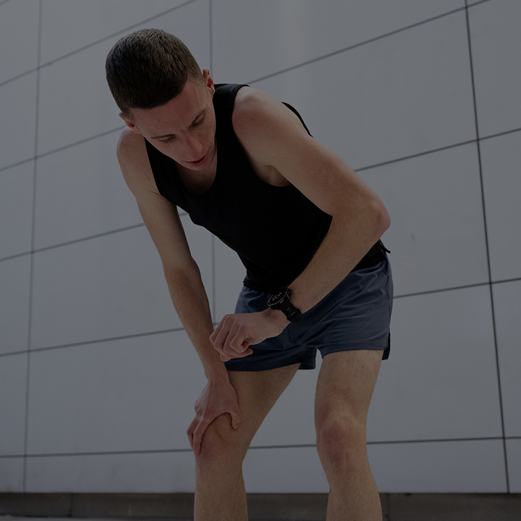 Ragazzo che guarda smartwatch per la corsa