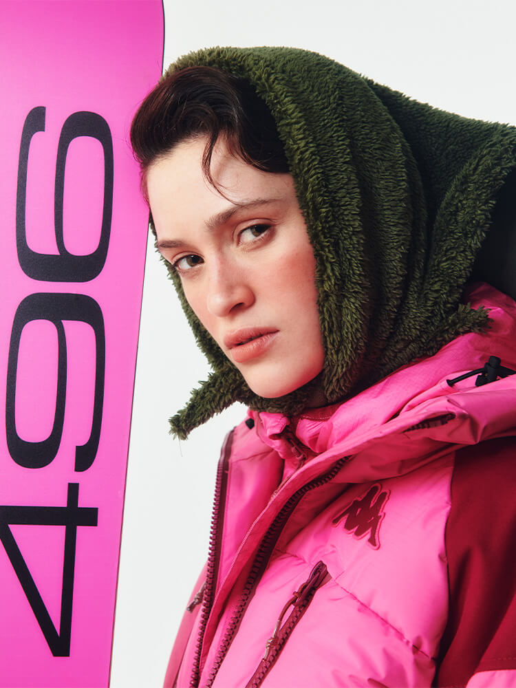 Ragazza che indossa abbigliamento da sci Kappa