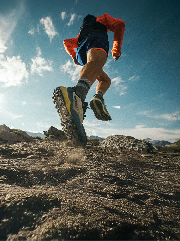 Persona che fa trail running