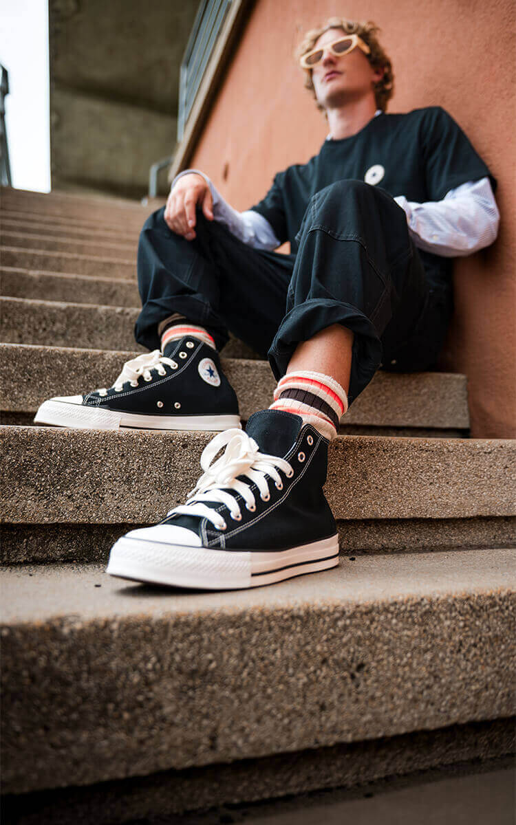 Ragazzo che indossa sneakers Converse Chuck Taylor Throwback