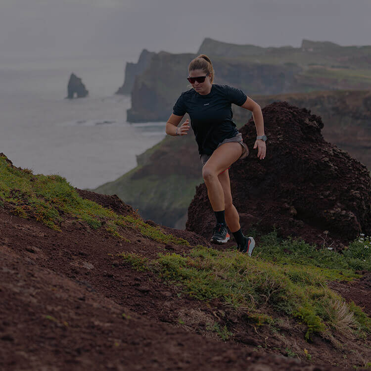 Ragazza che corre su sentieri di montagna