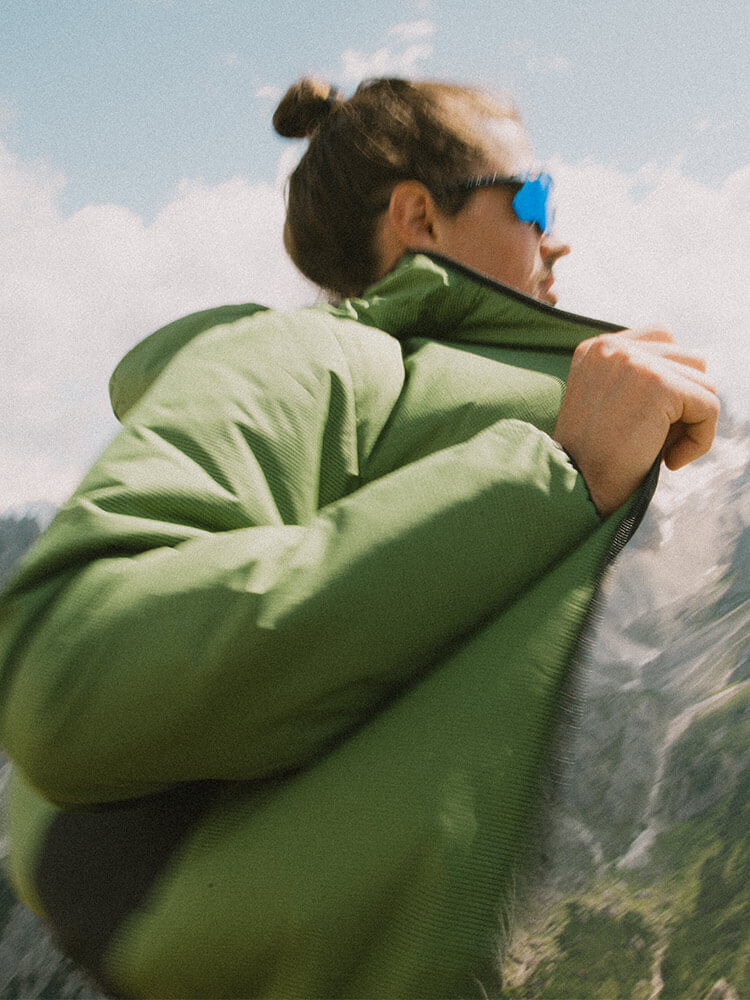 Uomo che indossa abbigliamento 8848 guscio verde militare