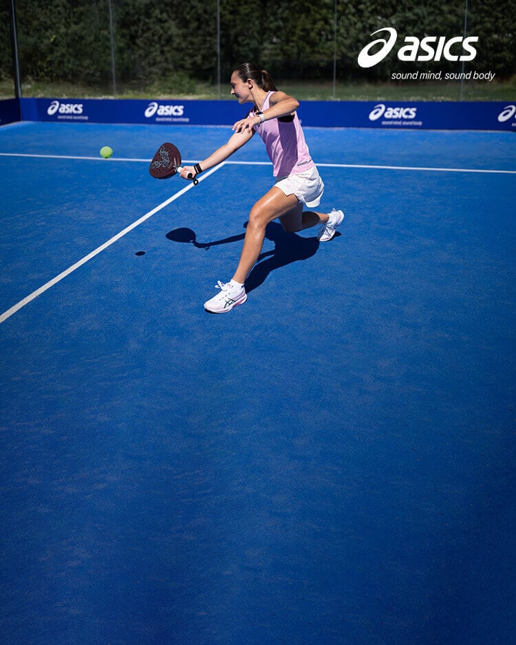 Ragazza che gioca a padel con scarpe Asics Sonicmash FF