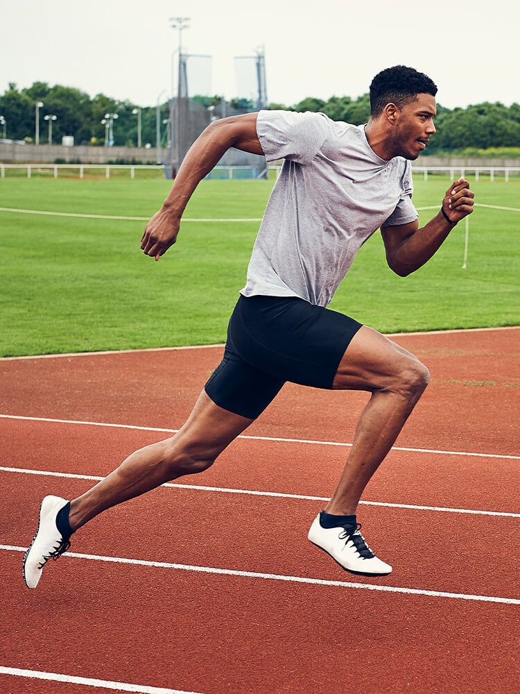 Ragazzo che corre su pista di atletica