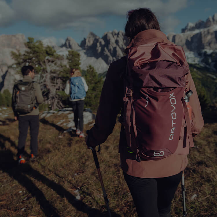 Ragazzi che fanno trekking in montagna
