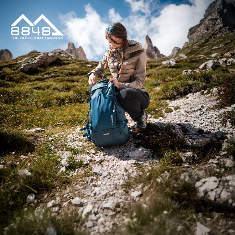 Collezione Zaini: ragazzo in montagna con focus zaino trekking