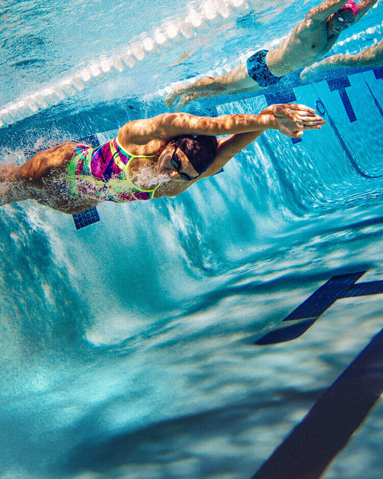 Persone che nuotano in una piscina